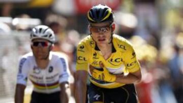 El alemán Tony Martin, maillot amarillo en el Tour de Francia, entra en meta sin apoyar el brazo en el manillar.