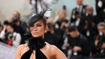 Jennifer Lopez posa con un espectacular diseño de Ralph Lauren.