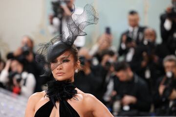 Jennifer Lopez posa con un espectacular diseño de Ralph Lauren.