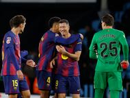 El delantero polaco del FC Barcelona, Robert Lewandowski, felicitado por su compañero, el uruguayo Ronald Araujo, a la finalización del encuentro correspondiente a la jornada 12 de Laliga EA Sports que han disputado hoy domingo Celta y FC Barcelona en el estadio de Balaidos, en la capital gallega.