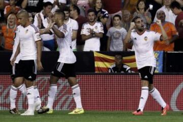 El delantero del Valencia CF, Paco Alcacer, celebra su gol, primero del equipo, junto a sus compañeros