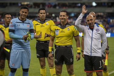 Entre lágrimas y risas, 'Conejo' vivió emotivo adiós con Cruz Azul