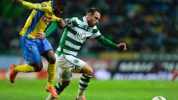 Jorginho (izquierda) luchando un balón frente al Sporting de Lisboa.