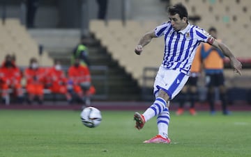 0-1. Mikel Oyarzabal marcó de penalti el primer gol.