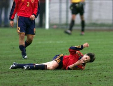 Iniesta cayó lesionado en la semifinal del europeo sub16 contra Italia. No pudo jugar la final.