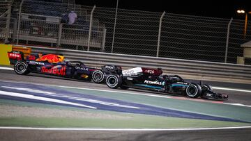 44 HAMILTON Lewis (gbr), Mercedes AMG F1 GP W12 E Performance, 33 VERSTAPPEN Max (nld), Red Bull Racing Honda RB16B, action during Formula 1 Gulf Air Bahrain Grand Prix 2021 from March 26 to 28, 2021 on the Bahrain International Circuit, in Sakhir, Bahrai