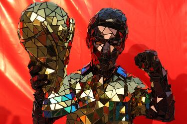 El Khalifa International Stadium de Doha albergó la final de consolación del Mundial entre Croacia y Marruecos. Los
aficionados que en él se dieron cita disfrutaron de un gran espectáculo en el campo, en la grada y en los exteriores
del recinto, donde un artista callejero posaba como una estatua hecha de teselas con la Copa del Mundo en su mano.