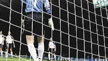 <b>ESTATUA DE OLIVER. </b>Ronaldinho dejó así de clavado a Kahn en la falta magistral del 0-1.