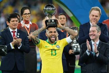 Dani Alves returns to Europe to listen to offers from two clubs