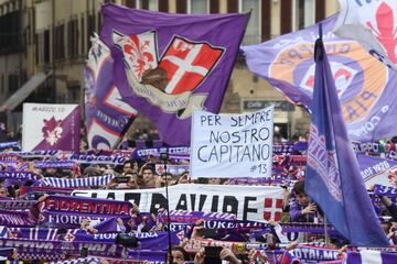 Miles de personas, seguidores y representantes políticos y del mundo del fútbol dieron hoy su último adiós a Astori.
