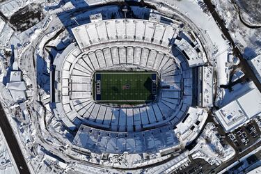 Así se veía el Highmark Stadium, la casa de los Buffalo Bills, apenas horas antes del encuentro de la ronda de
Wild Card que les enfrentaba a los Pittsburgh Steelers. El partido, previsto para el domingo día 14, tuvo que ser retrasado al lunes por la cantidad de nieve que cayó sobre el estadio, situado en la localidad neoyorkina de Orchard Park.