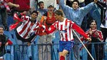 <b>FELICIDAD</B>. La afición atlética explotó de alegría cuando Fernando Torres, en otra genialidad, conseguía el tercer gol y les daba la victoria.