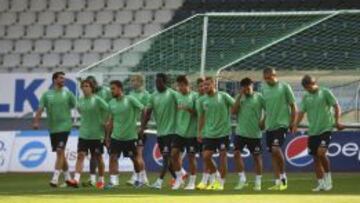 Los jugadores del Real Betis colocan una porter&iacute;a durante el entrenamiento del equipo en Jablonec.