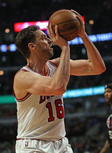 Pau Gasol intenta lanzar a canasta.