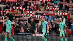 BILBAO, 16/12/2023.- Los jugadores del Atlético de Madrid tras el encuentro de la jornada 17 de LaLiga EA Sports, entre el Athletic y el Atlético de Madrid, este sábado en el estadio San Mames de Bilbao. EFE/ Luis Tejido
