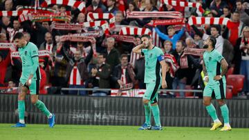 BILBAO, 16/12/2023.- Los jugadores del Atlético de Madrid tras el encuentro de la jornada 17 de LaLiga EA Sports, entre el Athletic y el Atlético de Madrid, este sábado en el estadio San Mames de Bilbao. EFE/ Luis Tejido