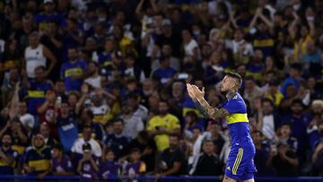 Boca Juniors' forward Dario Benedetto (C) celebrates after scoring a goal against Colon during their Argentine Professional Football League match at La Bombonera stadium in Buenos Aires, on February 13, 2022. (Photo by ALEJANDRO PAGNI / AFP)