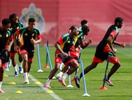 AMDEP2731. GUADALAJARA (MÉXICO), 30/03/2026.- Jugadores de la selección de Jamaica participan en un entrenamiento este lunes, en la ciudad de Guadalajara (México). La selección de Jamaica entrenó en condiciones de calor y sus jugadores se declararon listos para soportar el sol y salir mañana adelante ante la República Democrática del Congo, por el boleto a la Copa Mundial. EFE/ Francisco Guasco