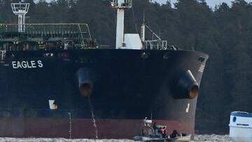 Finnish Coast Guard stops a small boat which tried to reach the oil tanker Eagle S anchored near the Kilpilahti port in Porvoo, on the Gulf of Finland December 30, 2024. Lehtikuva/Jussi Nukari/via REUTERS ATTENTION EDITORS - THIS IMAGE WAS PROVIDED BY A THIRD PARTY. NO THIRD PARTY SALES. NOT FOR USE BY REUTERS THIRD PARTY DISTRIBUTORS. FINLAND OUT. NO COMMERCIAL OR EDITORIAL SALES IN FINLAND.