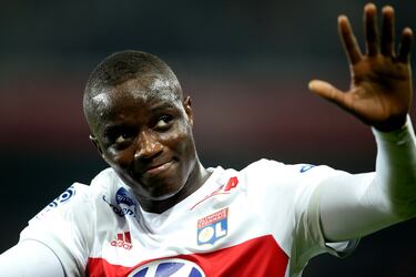 El centrocampista francés se consagró en el Lyon como un jugador total, capaz de recuperar, conducir y organizar. Su despliegue físico y técnico lo convirtió en una pieza clave en el centro del campo y en una pieza muy cotizada en el mercado europeo. Finalmente el Tottenham fue el mejor postor, llevándose al centrocampista de origen congolés por 62 millones de euros. 