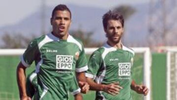 El Elche se prepara para el Sevilla sin los internacionales