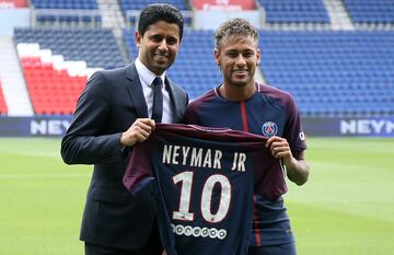 El Paris Saint Germain fichó en 2017 a Neymar pagando los 222 millones que estaban estipulados como cláusula de rescisión en su contrato con el Barcelona. Esa cantidad le convirtieron en el fichaje más caro de la historia, récord que todavía ostenta.