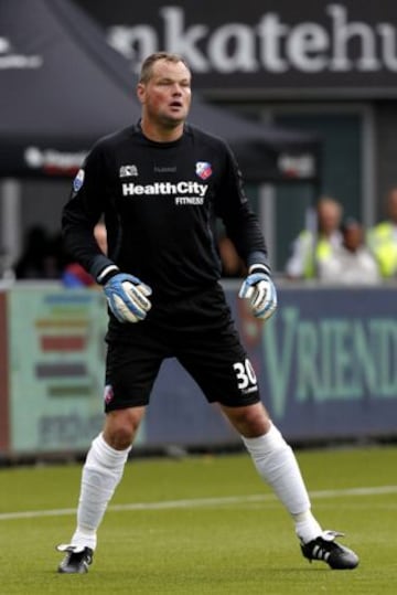 Canterano del Ajax, el portero holandés milita actualmente en el Utrecht. En la imagen Jeroen Verhoeven en el partido PEC Zwolle-FC Utrecht (Septiembre 2013).