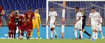 1-1. Diego Perotti celebró el primer gol con sus compañeros.