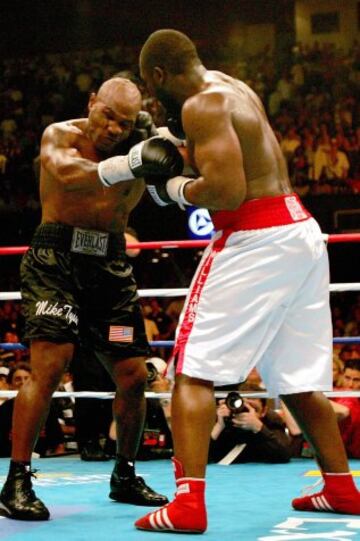 La penúltima de Tyson ocurrió ante Danny Williams, con quien perdió por KO en el octavo episodio. 