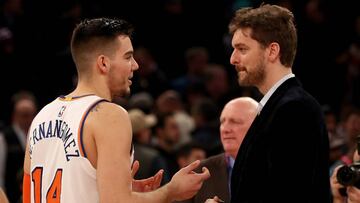 Willy Hernangomez habla con Pau Gasol.