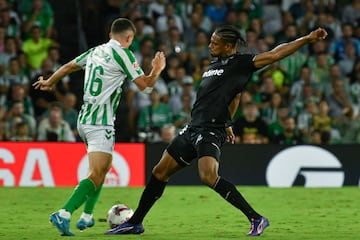 Haller presiona durante el partido contra el Betis. 
