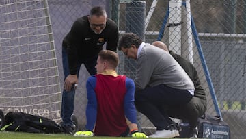 Barcelona’s German goalkeeper went down in training ahead of Barcelona’s LaLiga game against Las Palmas.