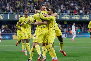 Los jugadores del Villarreal celebran el 1-0 de Juan Foyth. 