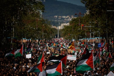 Decenas de personas durante una manifestación en apoyo a Palestina, a 4 de octubre de 2025, en Barcelona, Catalunya (España). Bajo el lema ‘Fi al comerç d'armes i a les relacions amb Israel’, las movilizaciones en apoyo a Palestina se producen en muchas ciudades de España para exigir el embargo de armas, la ruptura de relaciones con Israel, y la apertura del corredor humanitario.
04 OCTUBRE 2025;MANIFESTACIÓN;BARCELONA;CATALUNYA;PALESTINA;ISRAEL;GENOCIDIO;ARMAS;CORREDOR HUMANITARIO
Kike Rincón / Europa Press
04/10/2025