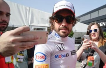 Fernando Alonso atiende a los aficionados que se congregaron en Montmelo después de probar su monoplaza.