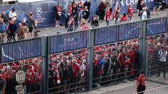 Aficionados del Liverpool, a la entrada de Saint-Denis para ver la final de la Champions.