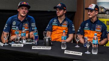 De izq. a dcha: Toby Price, Matthias Walkner y Jordi Viladoms, jefe de KTM.