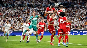 2-1. Saque de esquina de Luka Modrik, Alexander Nübel falla en la salida y el central alemán remata de cabeza para meter el balón dentro de la portería de su exequipo.