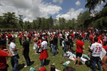 Mucha fiesta y alegría en las instalaciones de la Pradera de San Isidro donde se concentró la afición del Sevilla.