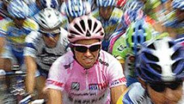 <b>EL OBJETIVO.</B> Gilberto Simoni, el líder de este Giro, será el hombre a batir en la etapa de hoy.