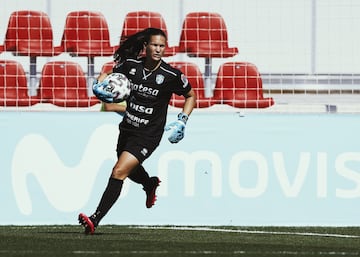 El Granadilla ha sido uno de los equipos revelación en esta temporada. Y gran peso de ello ha estado en su portera, Aline Reis (32 años, Sao Paolo). La veterana guardameta está viviendo una segunda juventud, con un nivel excelso en la portería canaria. La internacional brasileña, que disputó el Mundial de Francia en 2019 con su selección, ha disputado un total de 30 partidos oficiales esta temporada, suspendida de manera oficial por la crisis sanitaria del coronavirus. La portera se ha convertido así en la jugadora del plantel tinerfeño con más partidos disputados en la Primera Iberdrola. Aline Reis ha jugado hasta la fecha en seis equipos (Guarani, UCF Knights, Seinäjoen Mimmiliiga, Ferroviária, Gyri ETO, Granadilla) en cinco países diferentes (Brasil, Estados Unidos, Finlandia, Hungría, España) y demuestra que aún tiene gasolina para rato. El fútbol español espera poder seguir disfrutando de sus paradas y de su gran nivel.