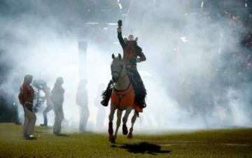 Haiiiiooooooo Silver! La llanera solitaria de los Broncos cruza el campo antes del partido de la misma forma que Von Miller lo cruzará durante para amargar la noche a Tom Brady y los suyos.