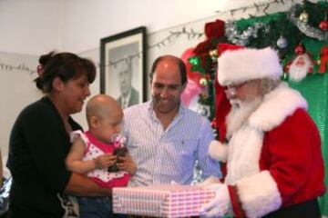 Sergio Jadue compartió con los niños en el Hospital Calvo Mackenna.