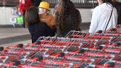 Los compradores esperan en una larga cola frente a una tienda de Costco en Melbourne el 2 de agosto de 2020.