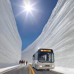 Hay una carretera en Japón entre paredes de hasta 20 metros de nieve