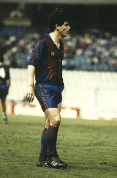 Jugó con el Barcelona la temporada 1989-90 y con el Sevilla la temporada 1996-97.