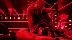 Bray Wyatt ataca a Seth Rollins en Hell in a Cell 2019.