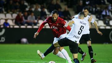 SAN SEBASTIÁN, 20/12/2022.- El delantero del Mallorca Vedat Muriqi (i) lucha con Iván Pérez, del  Real Unión, durante el partido de la segunda ronda de la Copa del Rey que se juega hoy martes en el Stadium Gal de Irún. EFE/GORKA ESTRADA
