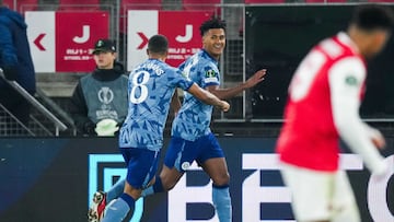 Tielemans y Watkins celebran un gol ante el AZ Alkmaar.