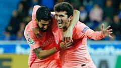 Carles Ale&ntilde;&aacute; celebrando con Luis Su&aacute;rez su gol con el FC Barcelona ante el Alav&eacute;s en Mendizorroza el 23 de abril de 2019. 